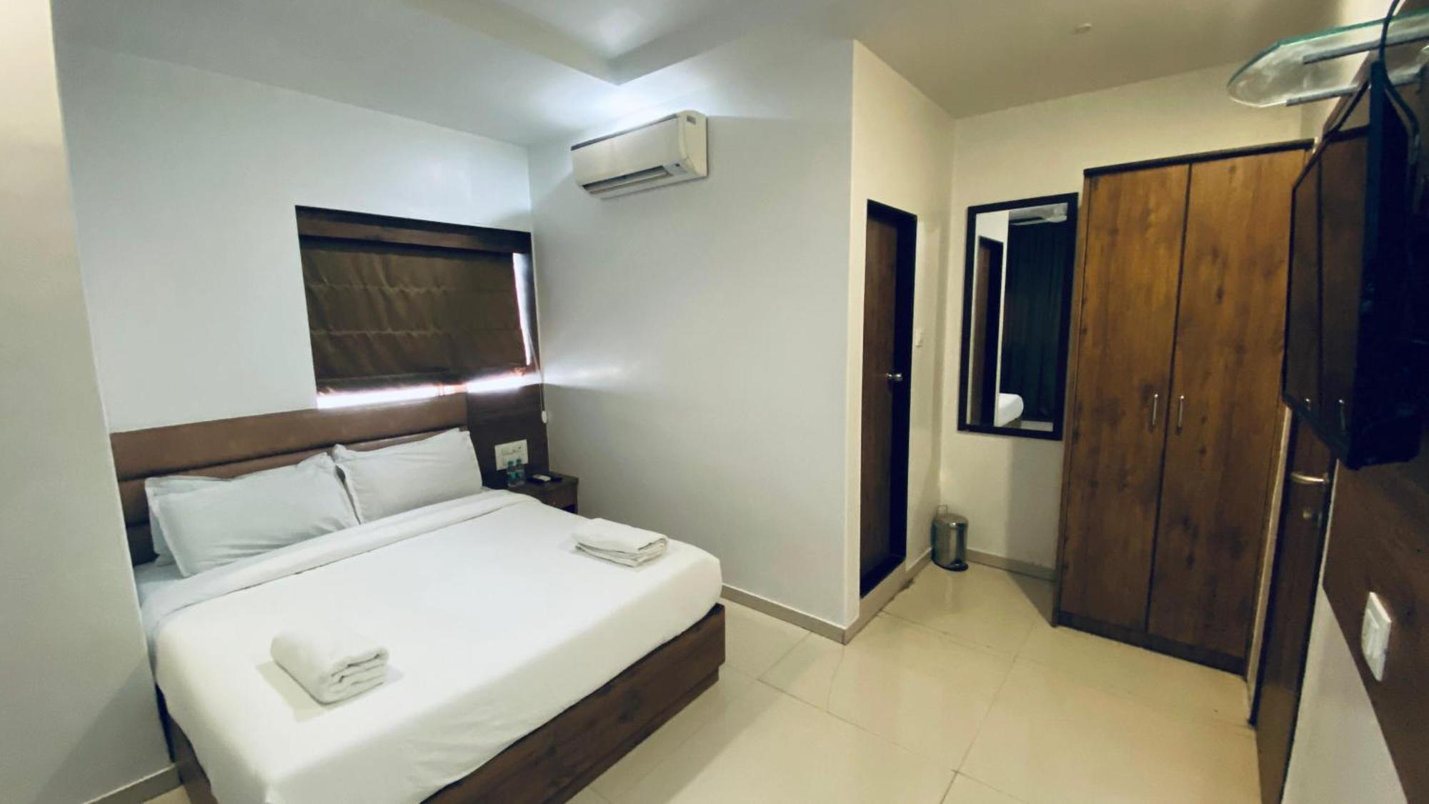Palm Breeze Hotel - Colaba Bombaj Zewnętrze zdjęcie