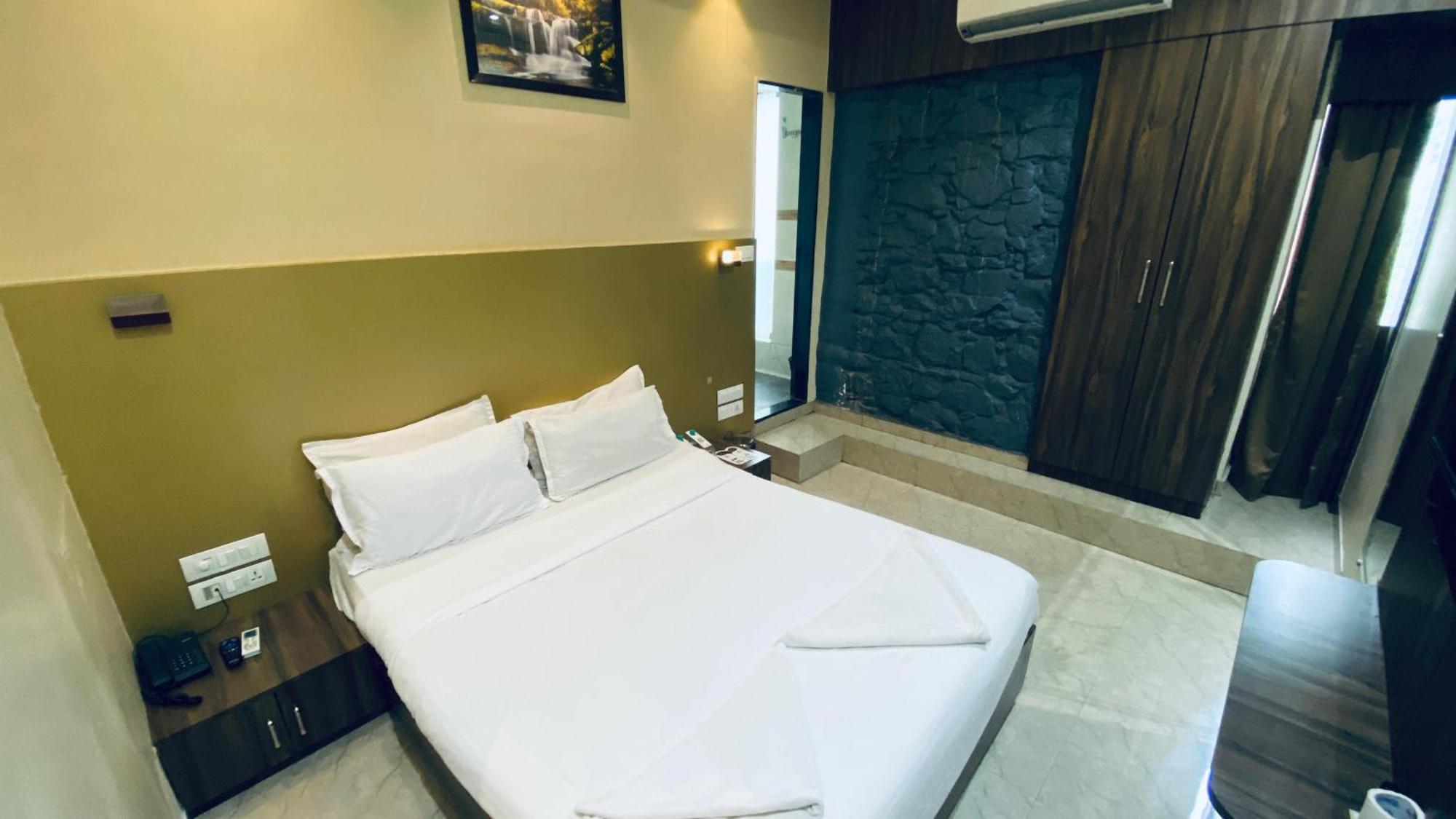 Palm Breeze Hotel - Colaba Bombaj Zewnętrze zdjęcie